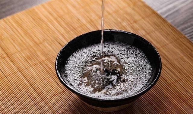 酒瓶|去买白酒时,酒瓶上有这一行字,全是纯粮好酒,我是才发现