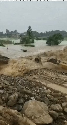 决口|太惊险！安徽石大圩决堤 ，挖掘机瞬间被冲走