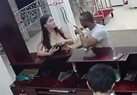 黑人男子|被当众扇耳光,美女连踹3脚直接将男子KO,现场劲爆对方秒怂