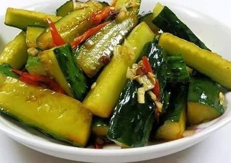  黄瓜|黄瓜腌不好容易坏？厨娘教你1招，腌出来的黄瓜翠绿又好吃！