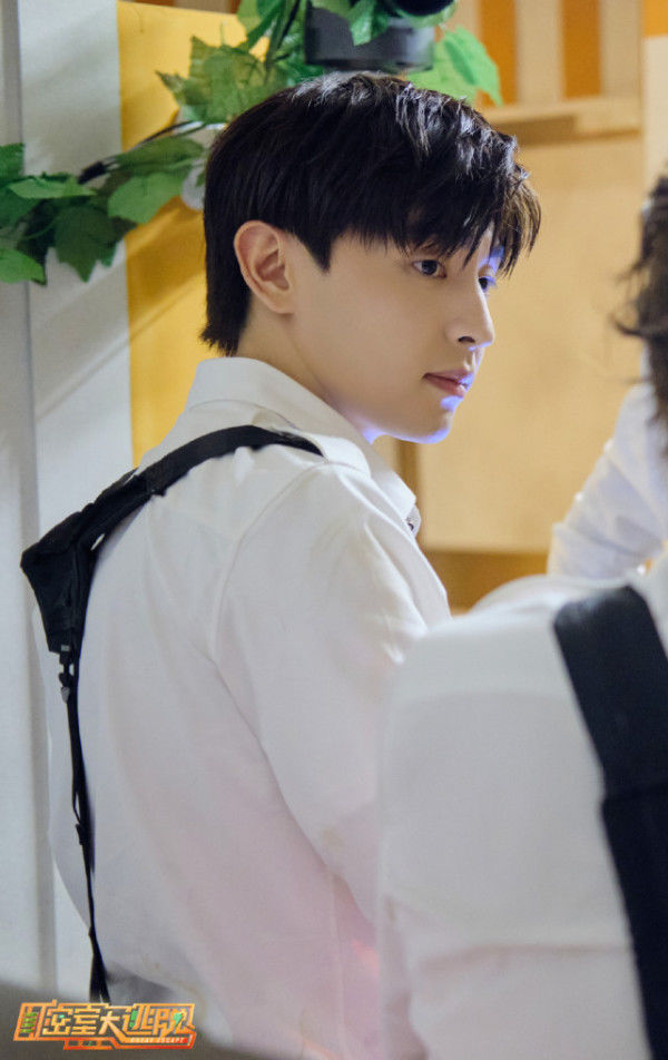  电梯|《密逃》邓伦胆小把队友关在电梯外面，其团队联系节目组重新剪辑