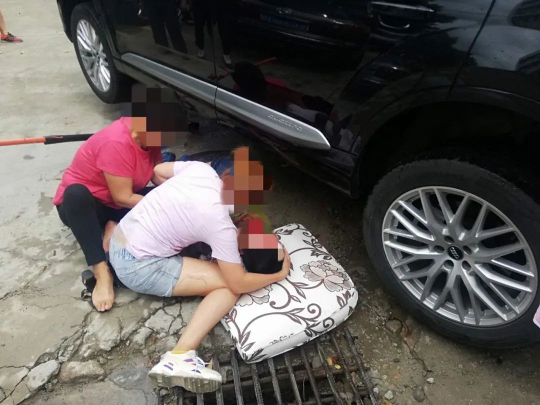  爬出来|两小孩停车场玩耍被卷入奥迪车底！小的自己爬出来，大的却……