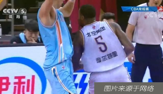 防下|够硬！一对一，周琦连续3次防下北控大外援！央视解说：真打不了