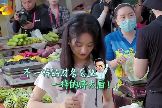  赵丽颖|赵丽颖罕见秀恩爱，《中餐厅》主动提及冯绍峰，一脸幸福甜蜜