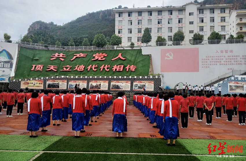  校长|突然成网红的女高校长张桂梅：我对孩子“狠”，只为她们突破成长的坚冰