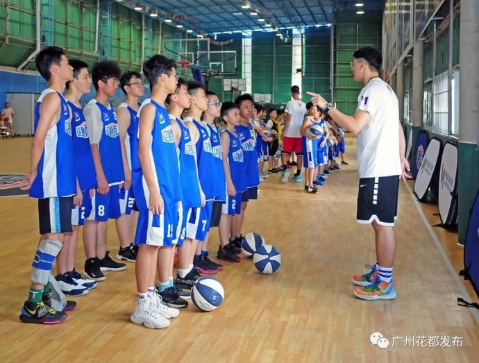 名将|【聚焦】篮球名将李楠现身花都,体育名片越擦越亮!