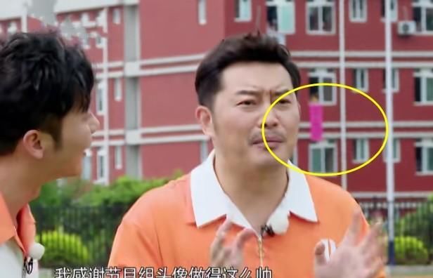  加油|跑男史上“最受宠”男嘉宾，粉丝拉横幅为他加油，谁注意上面写的字？