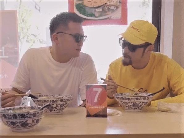  南京|回家心情不错！万圣伟化身美食主播介绍南京小吃，节目中调侃杜锋
