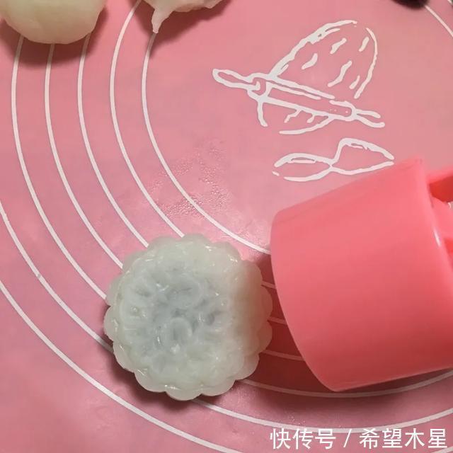 做法|最简单的月饼做法，一蒸一揉就搞定，口感带点爽脆又带点软糯