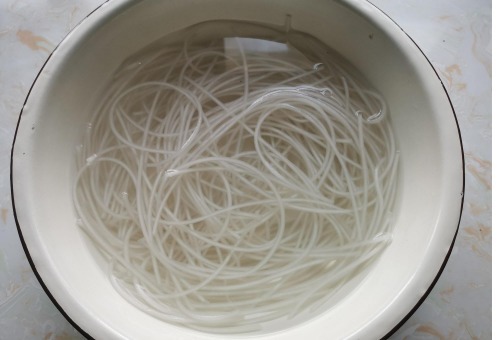 粉条|炒粉条的小妙招,不粘锅,根根爽滑,颜色油亮诱人,只需多做一步