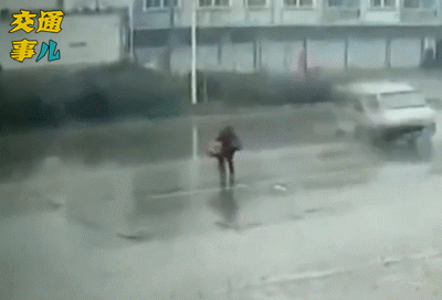  有种|一组动图警示你：有种事故叫做雨天莫“赶路” 侧滑甩尾要人命