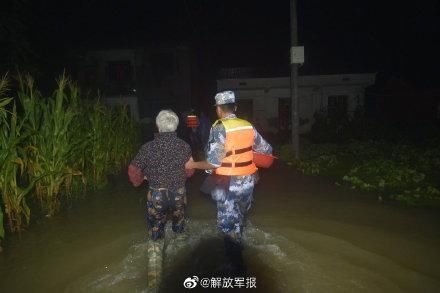 受困|火速集结！海军出动连夜转移洪水受困群众