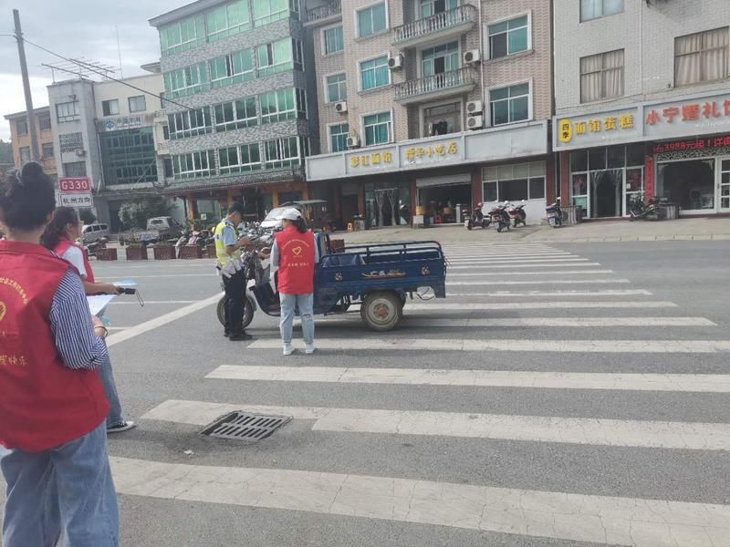 斑马线|夏日炎炎，斑马线上的风景因你们而美