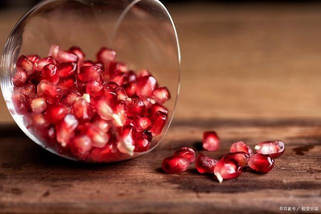 将石榴|九月石榴最香甜,教你两个快速剥石榴的方法,从此好吃不难剥