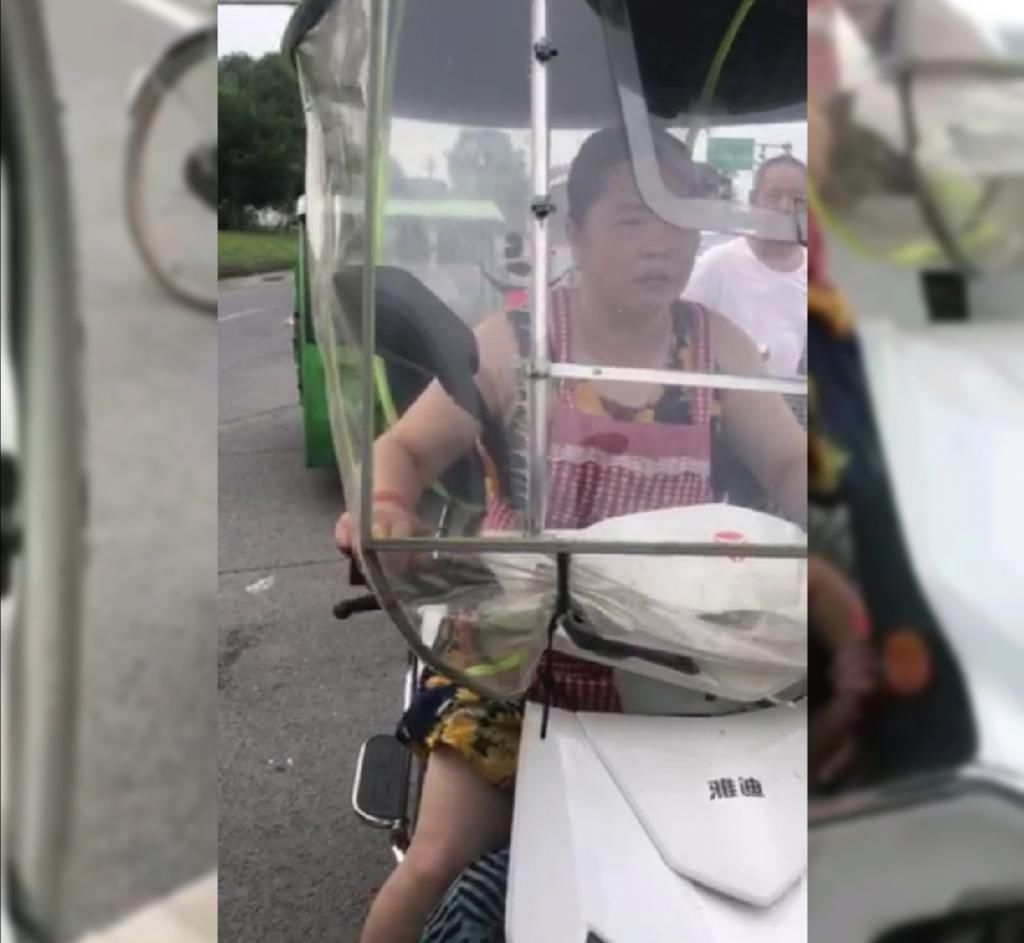  绑住|女子将9岁儿子绑住手脚塞在电动车座下方，孩子手发紫，胳膊出血