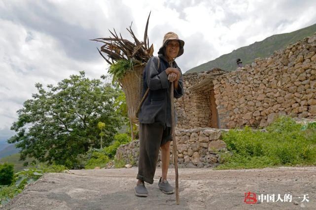  放弃|深山“荒村”留守者：放弃城市生活，放羊种菜为生