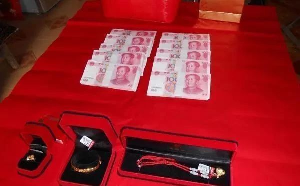 顿饭|彩礼20万，陪嫁1床被，还要9万8开门费，新郎请大家吃顿饭