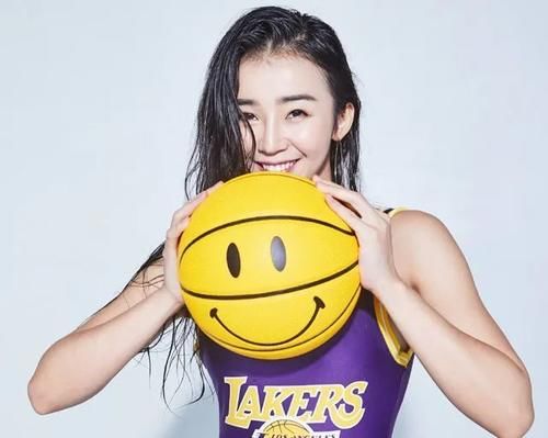  包裹|篮球第一美女主播张曼源晒照，虽然包裹严实，但水蜜桃身材盖不住