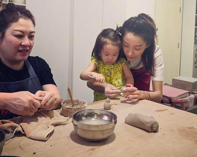  吃力|齐娇当妈亲力亲为，何猷启前妻带娃做陶艺，陪女儿吃力也站着