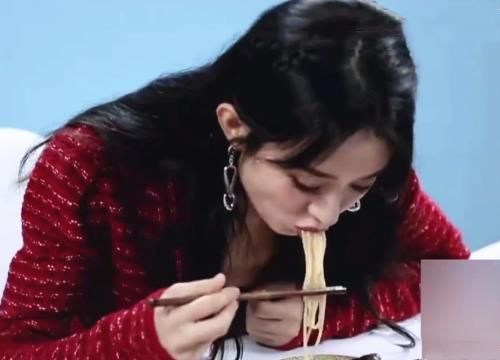 赵丽颖|赵丽颖因扒拉菜被吐槽后,吃螺蛳粉都不敢动筷,只能让王一博给夹