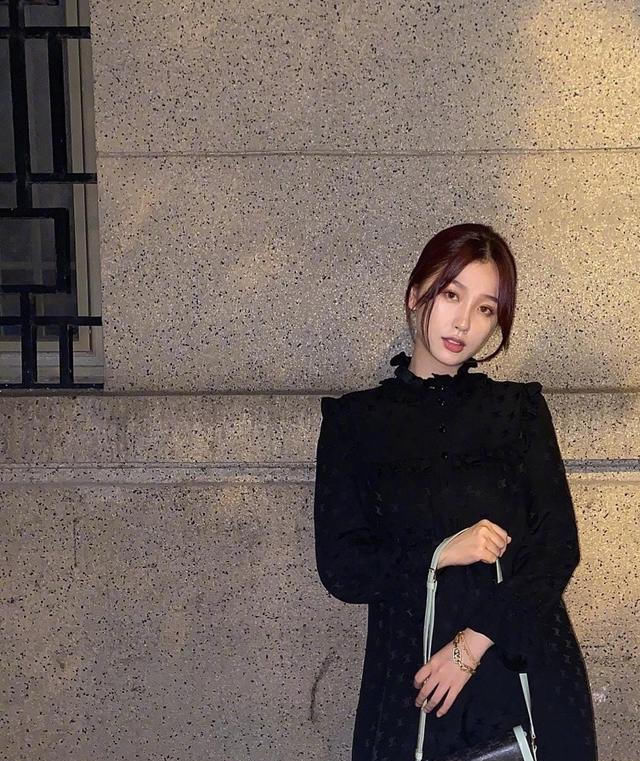 白富美|“白富美”虞书欣颜值下滑？一袭黑色暗纹裙出镜，面容僵硬老十岁