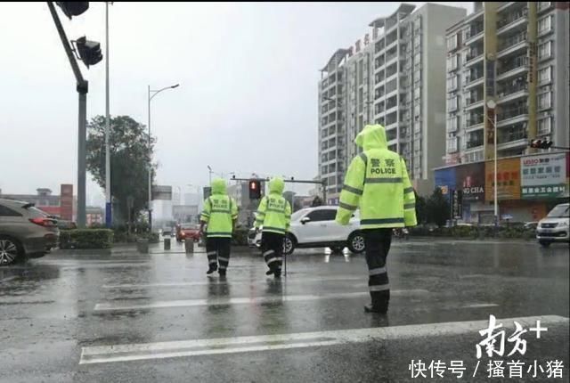 风雨|护航卫士阳东交警风雨中道道荧光绿照亮前路