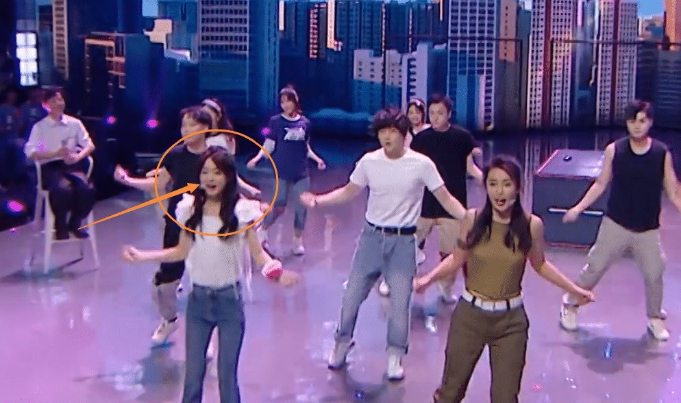  比例|赵丽颖节目唱跳表演, 当镜头拍到她的全身, 这身材比例没看错吧