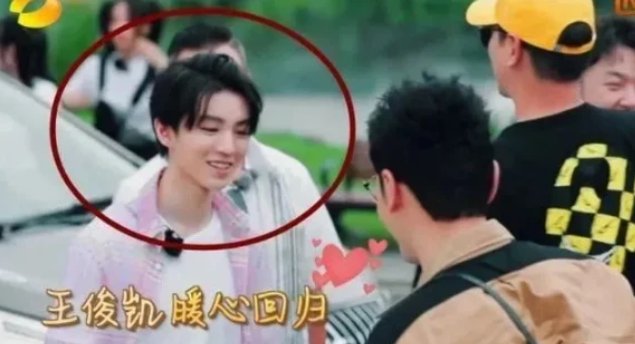  作秀|王俊凯回归《中餐厅》，谁注意他穿啥鞋？干活还是作秀很明显