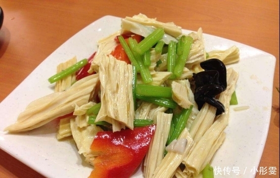 往里面加入|腐竹最好别“直接加水”泡发!总有人做错,导致腐竹软硬不一致