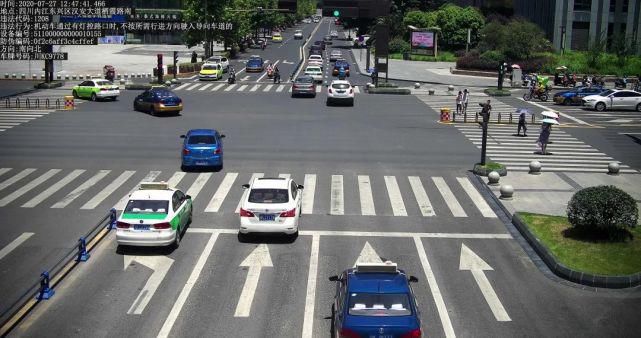 栖霞路北|都“跑”不脱！车辆违法，行人闯红灯……今天全曝光——