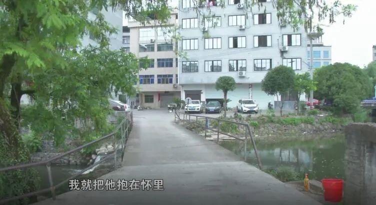  蓝衣|找到了！11岁的蓝衣少年和倪德藏老人一起救了落水男童！