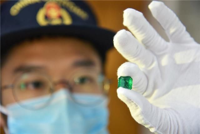  偷带|货车司机偷带百万元祖母绿宝石入境被深圳海关截获