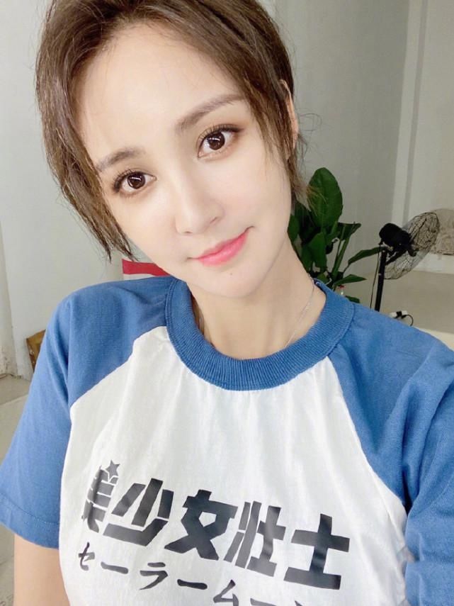 老袁|张歆艺和袁弘同框秀恩爱,她瘦身成功现尖下巴,却被吐槽是女壮士