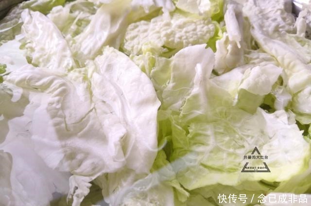 白菜|白菜炖豆腐，先炒白菜还是先炖豆腐都不对，大厨这样做，比肉香