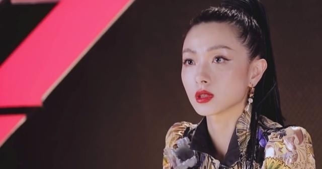 冠军候选团|《浪姐》李斯丹妮为何成为团宠？她和郁可唯同台的动作温暖人心