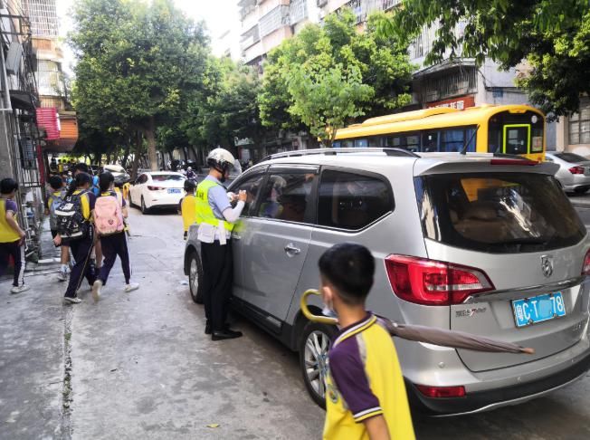 学校|举报得好!井岸这学校外路段违停严重,大批司机被处罚!