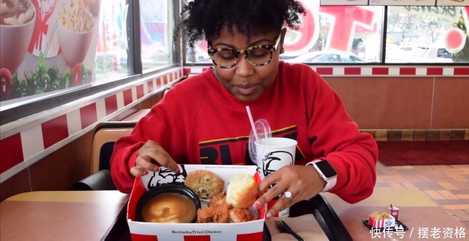 趴在|世界最小的肯德基店,一份炸鸡比手指还小,还得趴在地上取餐