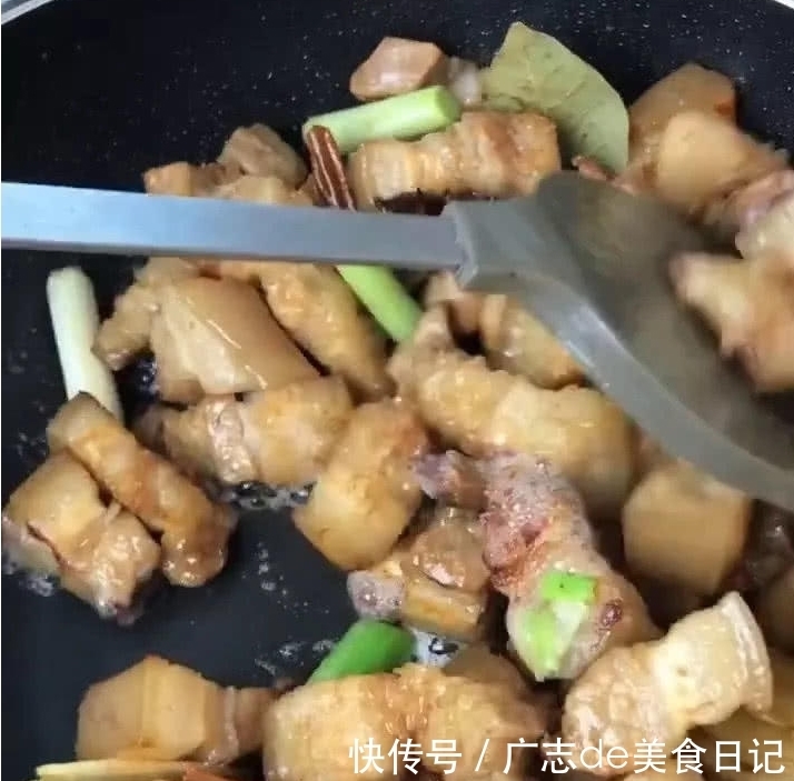  往锅中加入|祖传红烧肉做法，学会回家做，家里米饭都不够吃
