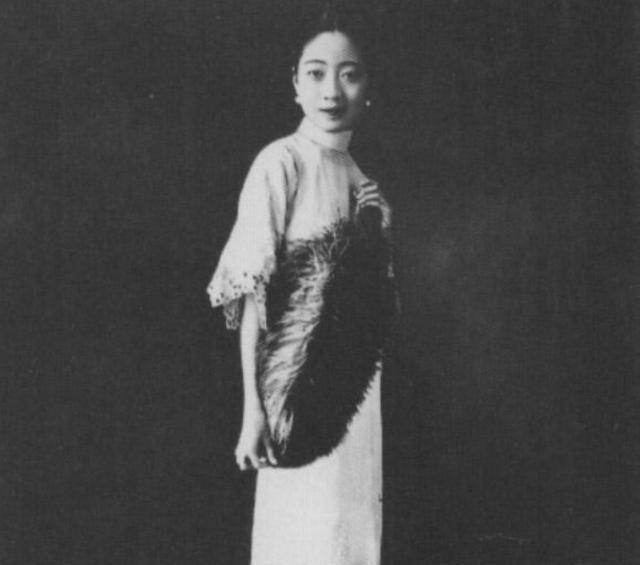 裹进|婉容晚年在狱中死去,身上只有一件遗物,尸体裹进草席扔进水沟!