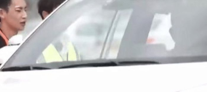  直呼|周深被迫“营业”, 惨遭小鬼腾空抱起! 网友直呼看到了“自己”