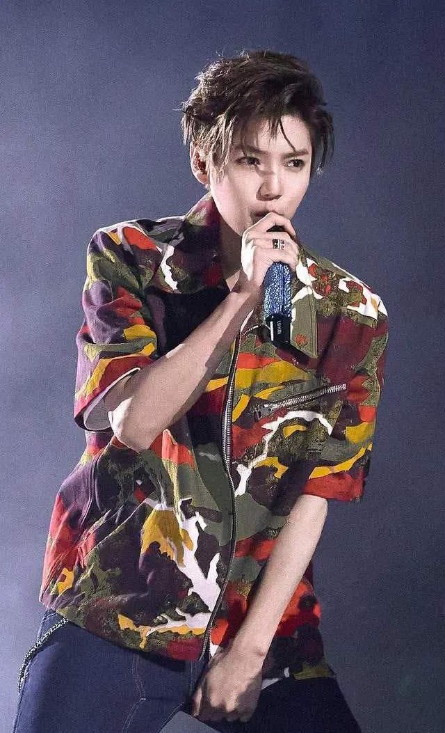  话筒|吴亦凡怒摔话筒罢录，郑均一句话表明立场，成全场最淡定的人！