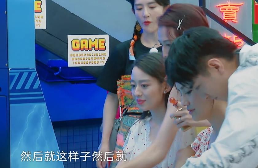  节目|吉娜明明是第一次玩游戏机，看到她跟胡可比赛的结果，这是天才？