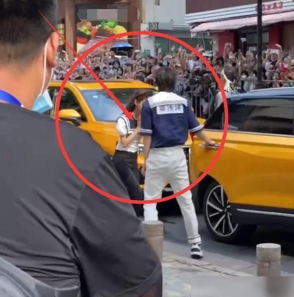  修养|蔡徐坤为baby开车门，谁注意她的下意识动作？网友：修养是天生的