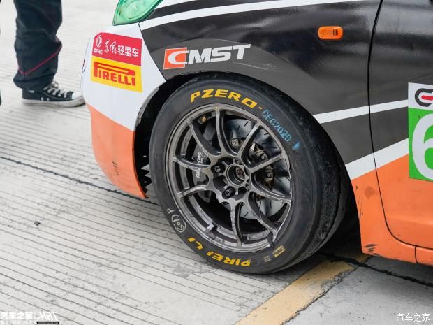 转向|601号赛车被撞，轮圈缺一块还能完赛。818号赛车突然无法转向