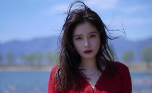  情难|李汶翰易易紫恋情疑曝光，两人挽手亲密热聊，李汶翰车前情难自禁