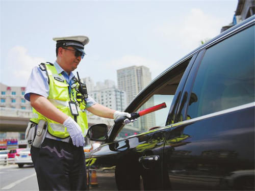  体内|小伙遇到查酒驾，测试后体内酒精为0，跟交警聊了两句却被拘留！