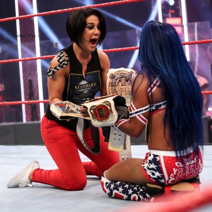  莎夏班克|并肩冷石奥斯汀与HHH!莎夏与贝莉成为WWE女子组历史第一人！