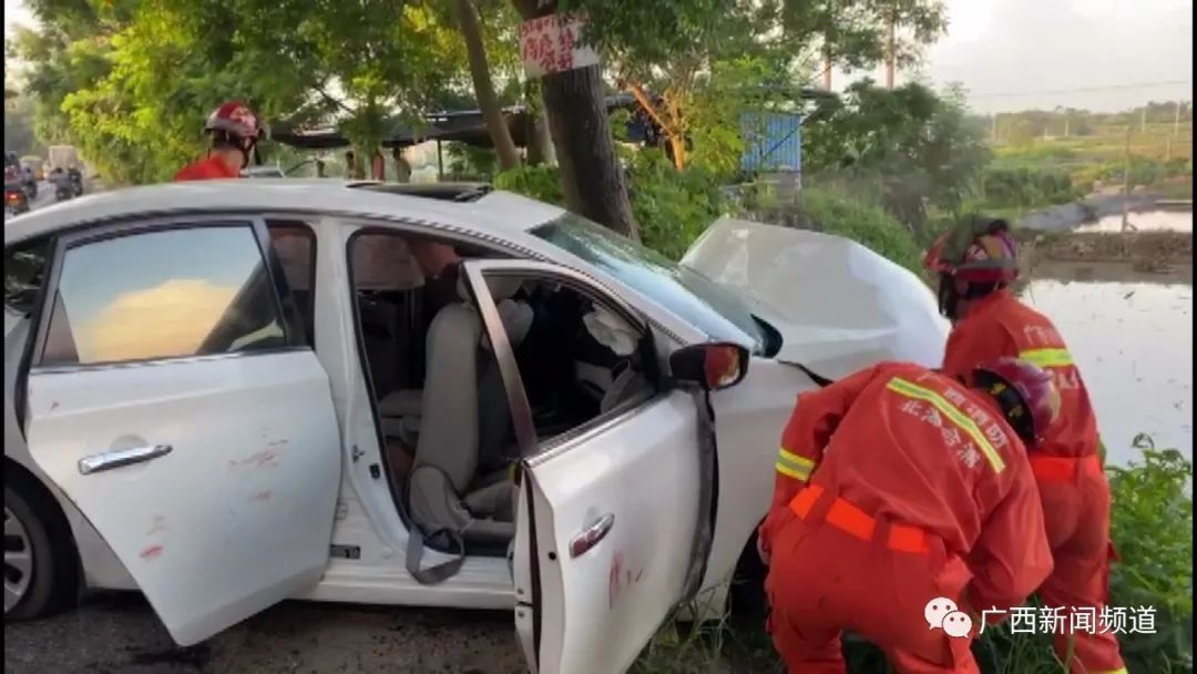  记录仪|广西合浦双江桥附近路段两轿车正面剧烈相撞，2人当场遇难2人受伤，记录仪拍下撞击瞬间