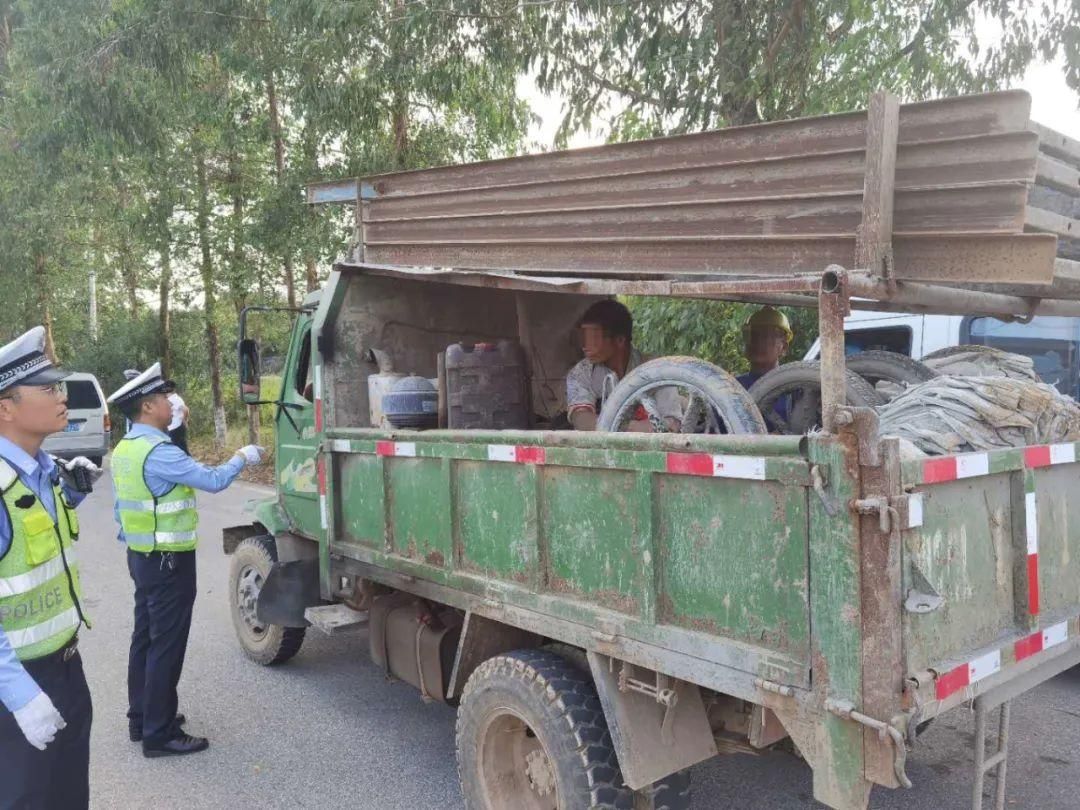 驾驶|【顽瘴痼疾整治】拖拉机违法载人安仁交警紧急叫停！
