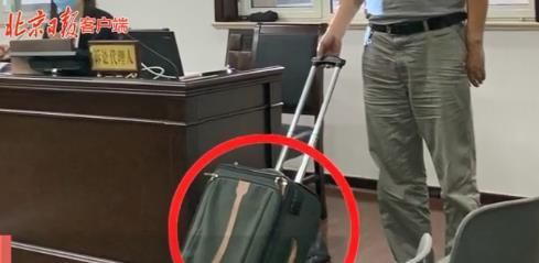  回应|“老人被路人行李箱绊倒后去世，家属索赔62万”，当事人回应来了